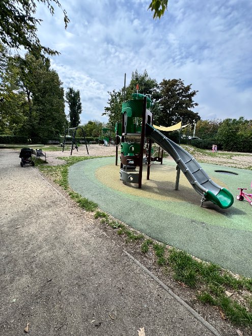 Moderní dětské hřiště v Podolí: houpačky, skluzavky i lanová dráha